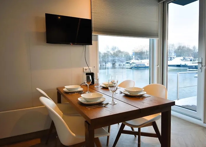 ספינת מלון Houseboat Trinidad מאסטריכט