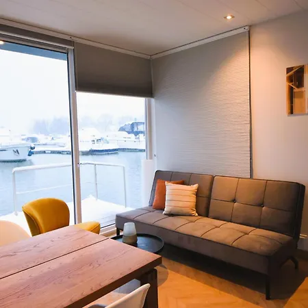 Houseboat Trinidad * Maastricht