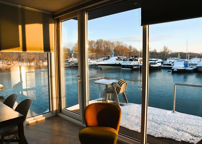 Houseboat Trinidad Bådhotel Maastricht